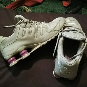 Women's size 7 nike shox